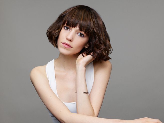 Brünette Junges Mädchen Mit Luxus Haare Wird Erregt Brünette Junges Mädchen Mit Luxus Haare Wird Erregt